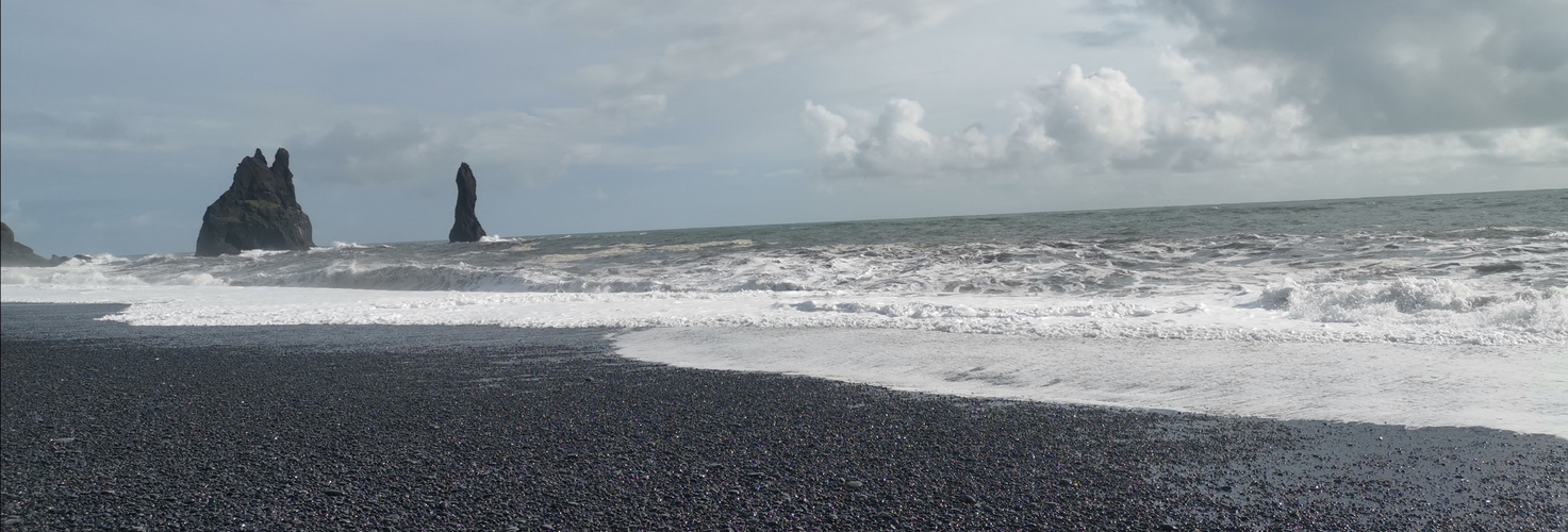 Das Meer mit schwarzen Strand