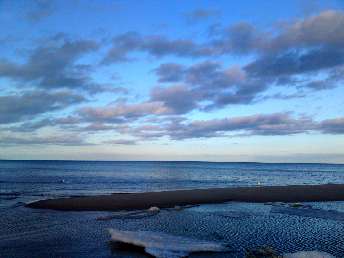 Das Meer ohne Möwe auf dem Wasser