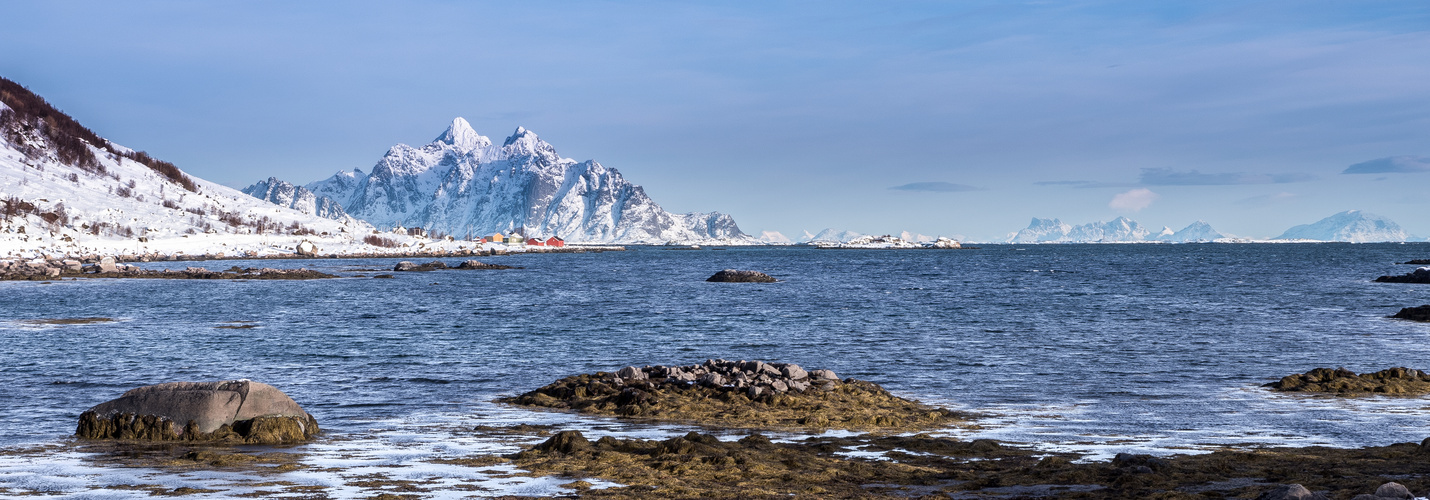 Das Meer und die Bergkette