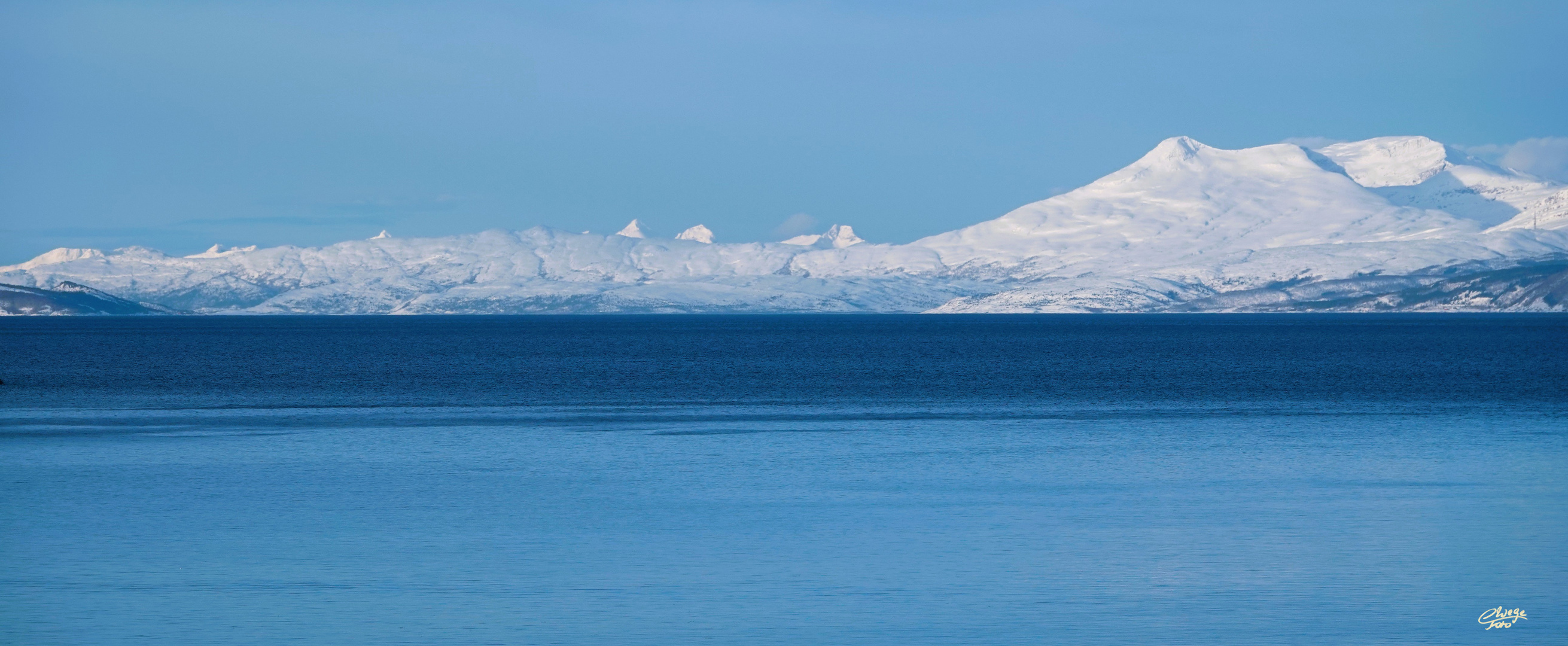 Das Meer und schneebedeckte Berge