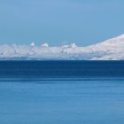 Das Meer und schneebedeckte Berge