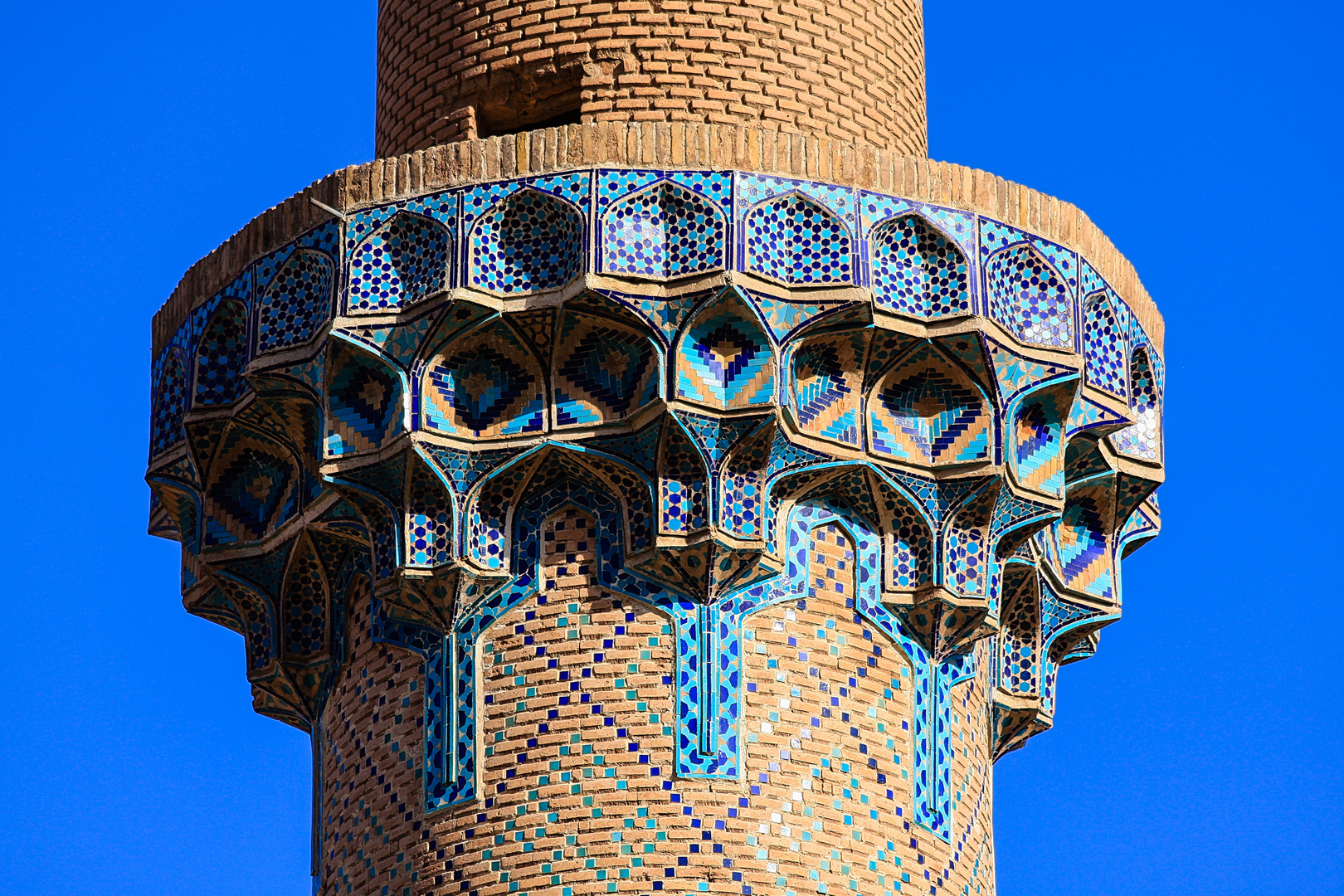 Das Minarett bei Sufiheiligtum und Freitagsmoschee von Natanz (Detailaufnahme)