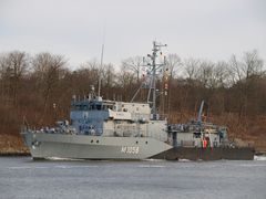 Das Minenjagdboot FULDA M 1058 auf dem Nord-Ostsee-Kanal