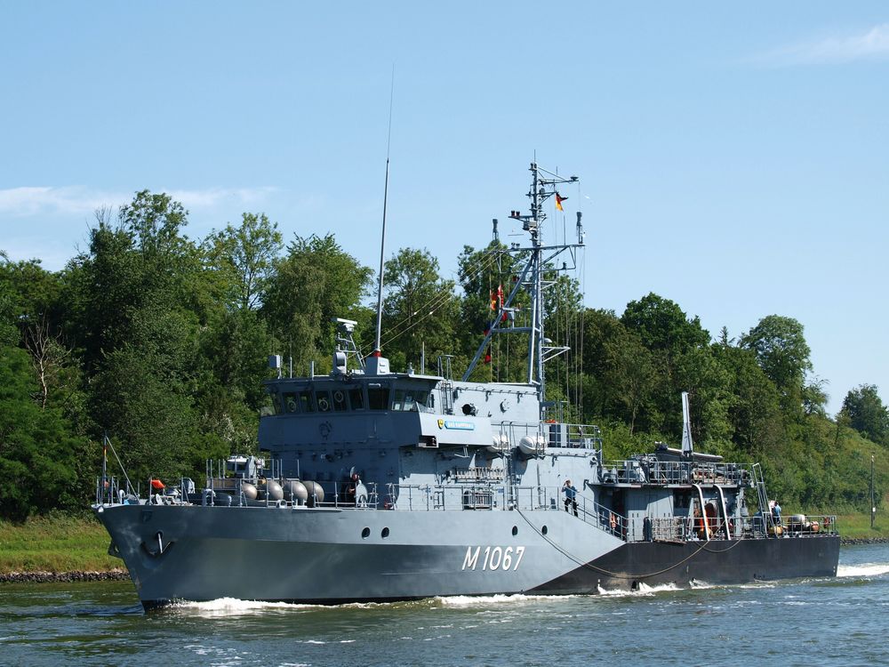 Das Minenjagdboot M 1067 BAD RAPPENAU auf dem Nord-Ostsee-Kanal