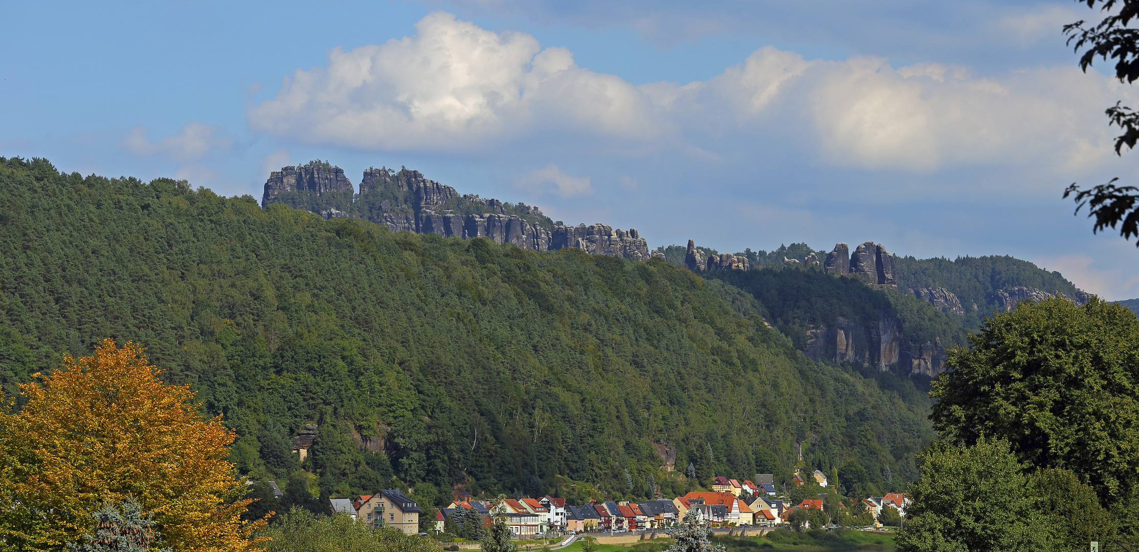 Das  mir dieser Blick gestern Nachmittag über die Elbe zu den Schrammsteinen gelungen ist...