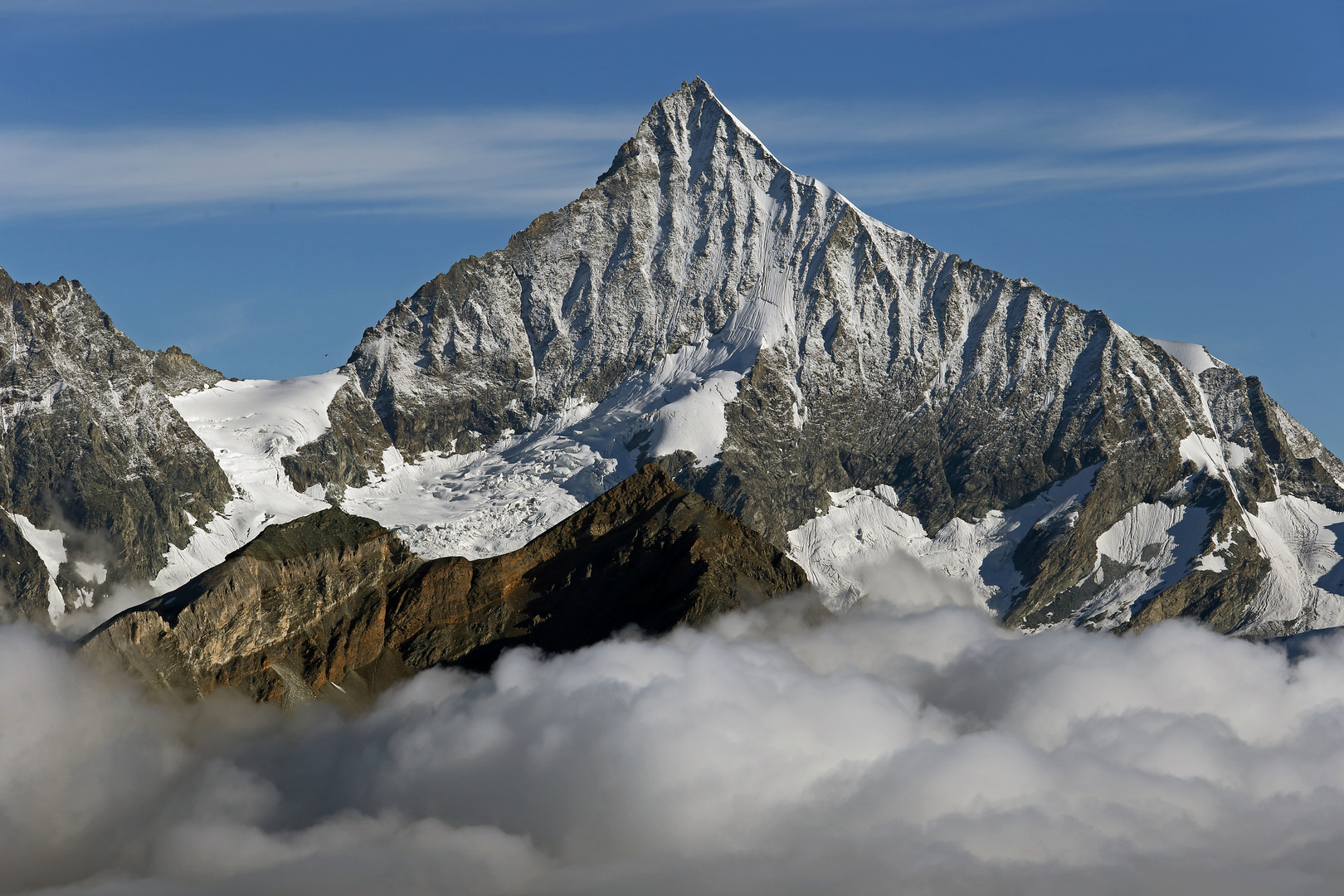 Das mit 4505m zu den hohen Viertausendern zählende Weisshorn gilt als eimer der schönsten Gipfel...