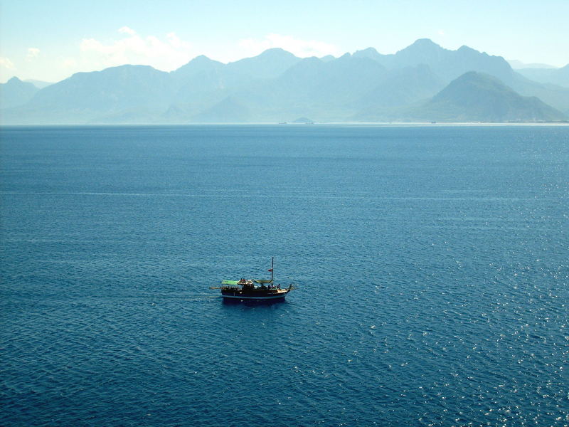 Das Mittelmeer, das Boot und die Berge