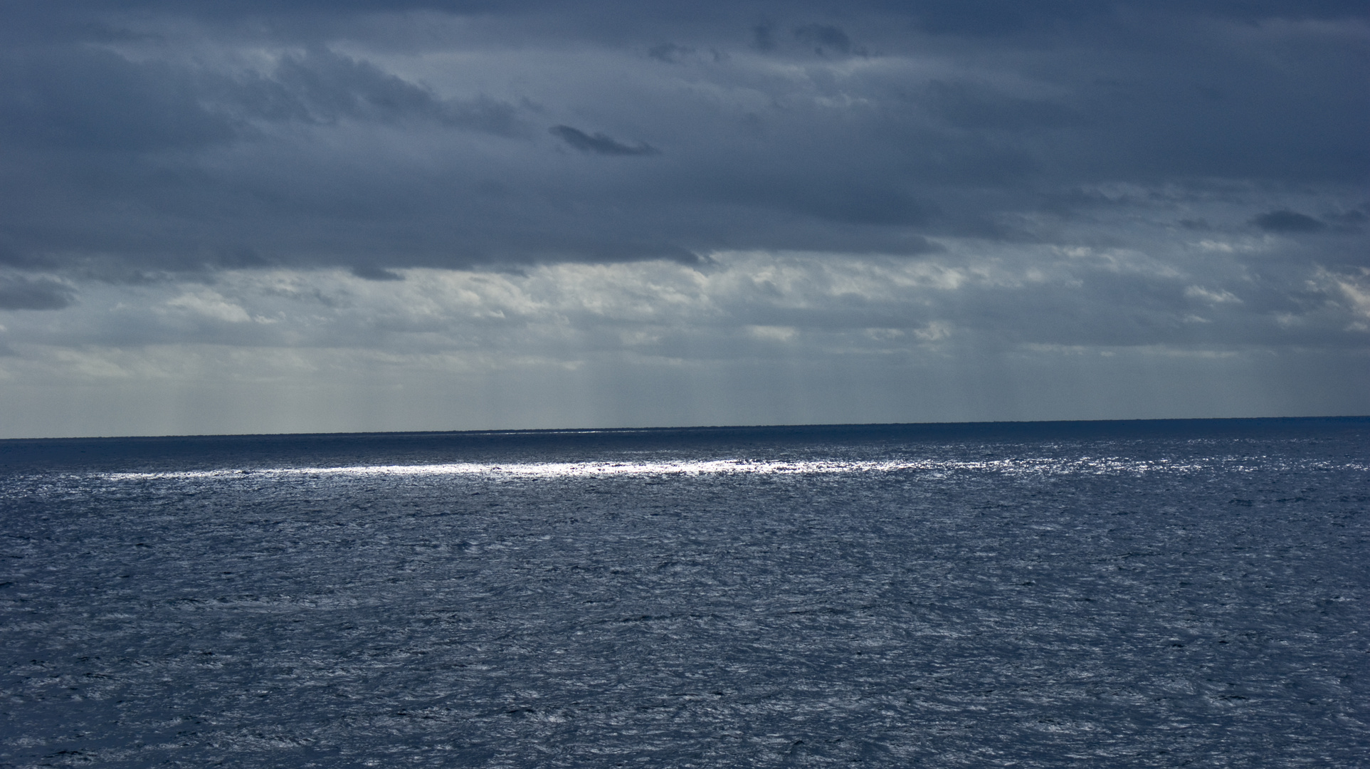 Das Mittelmeer vor einem Regen