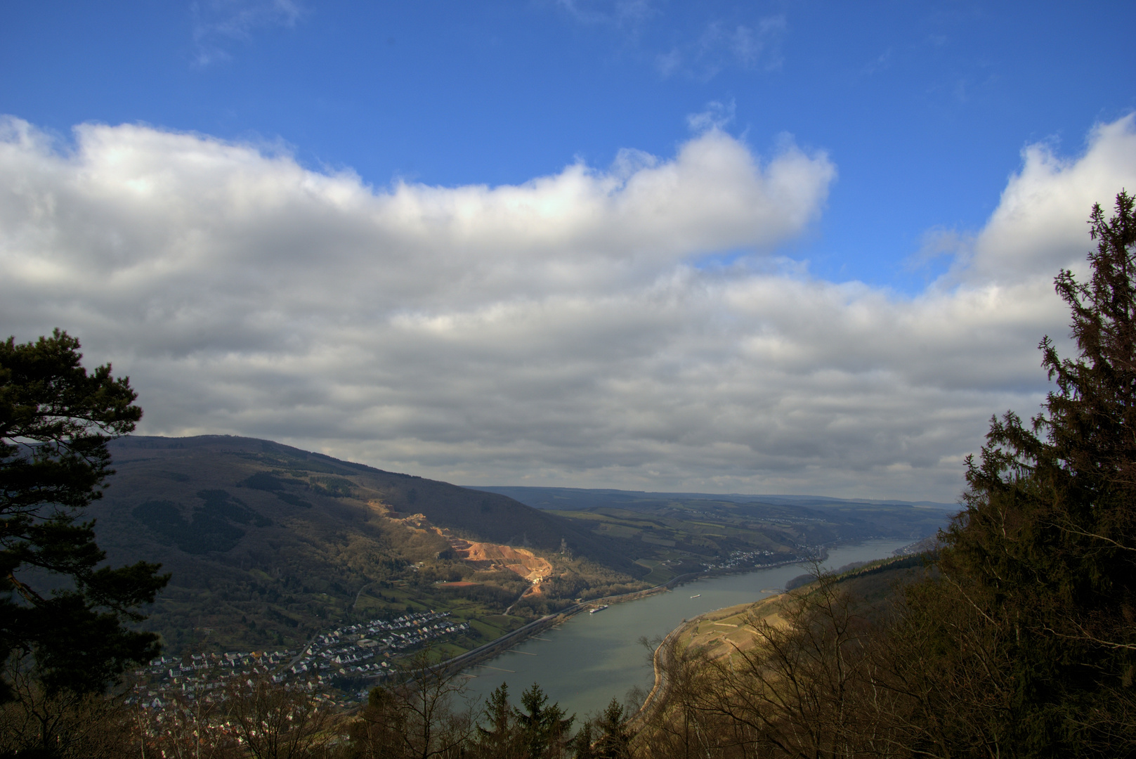 Das Mittelrheintal mit Steinbruch