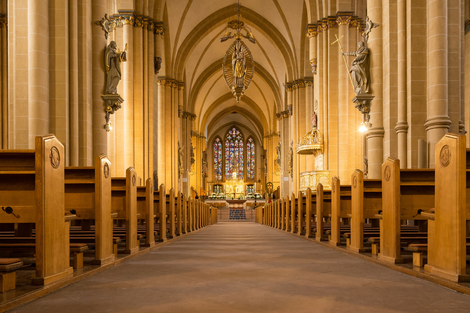 Das Mittelschiff im hohen Dom zu Paderborn