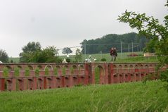 Das Modell der Göltzschtalbrücke in Vergleich zu Besuchern