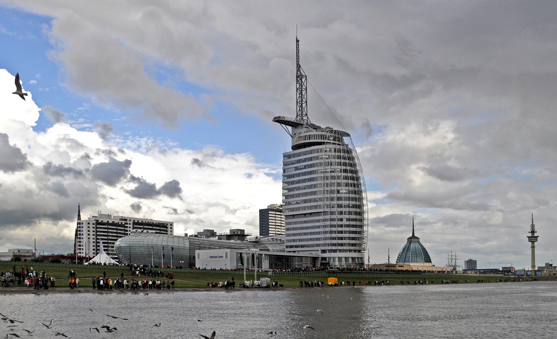 Das moderne Bremerhaven von der Weser aus gesehen