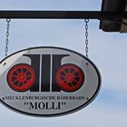 Das "Molli"-Schild am Bhf von Bad Doberan