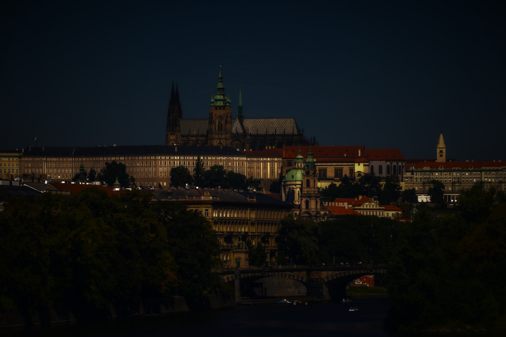 Das Morgenlicht scheint auf Prag