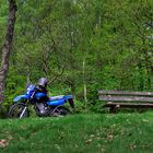 Das Motorrad und die Bank