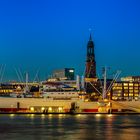 Das Musemschiff strahlt in den Lichtern am Hamburger Hafen. 