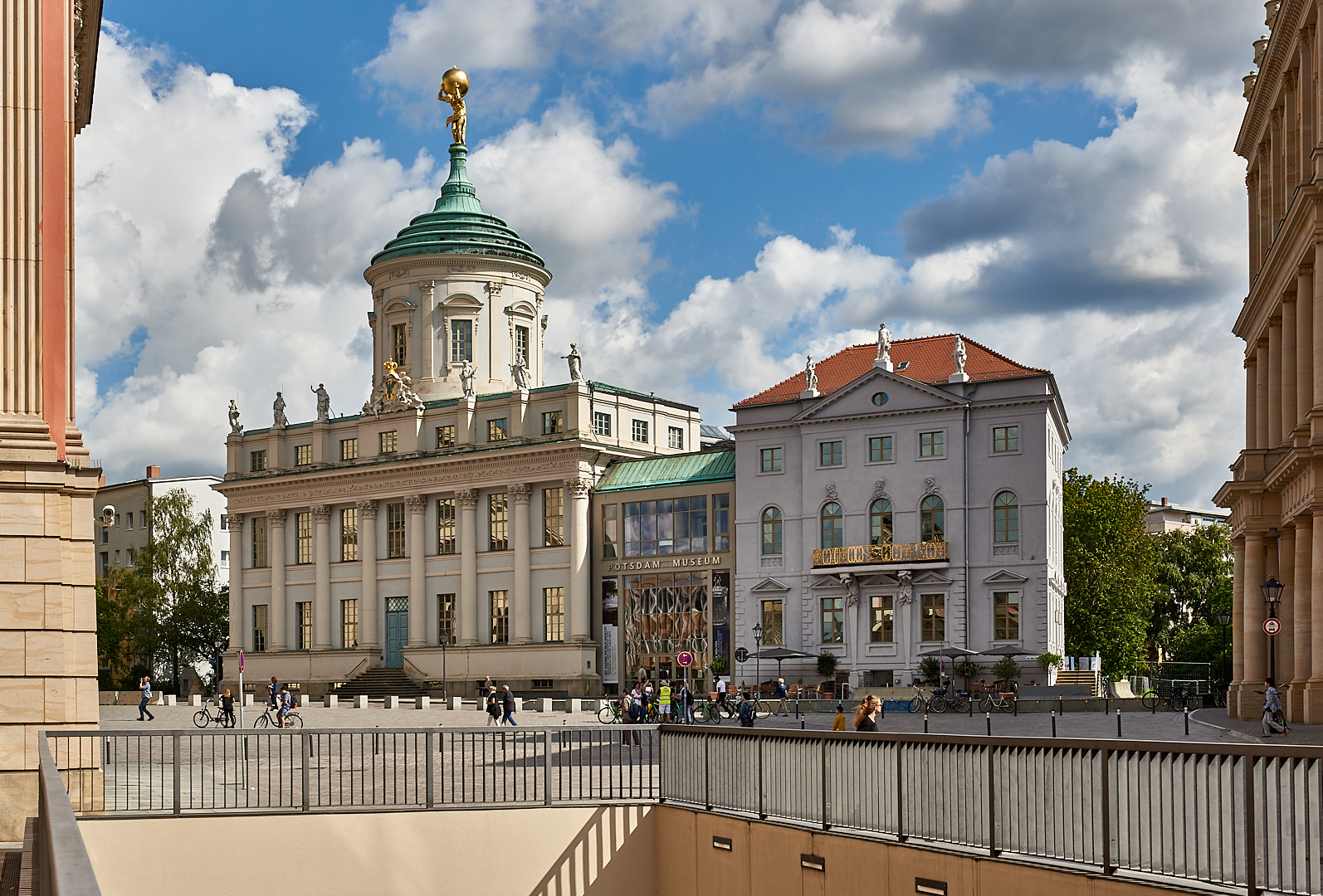 Das Museum von Potsdam im alten Rathaus, rechts das Knobelsdorffhaus mit Zwischenbau.. 