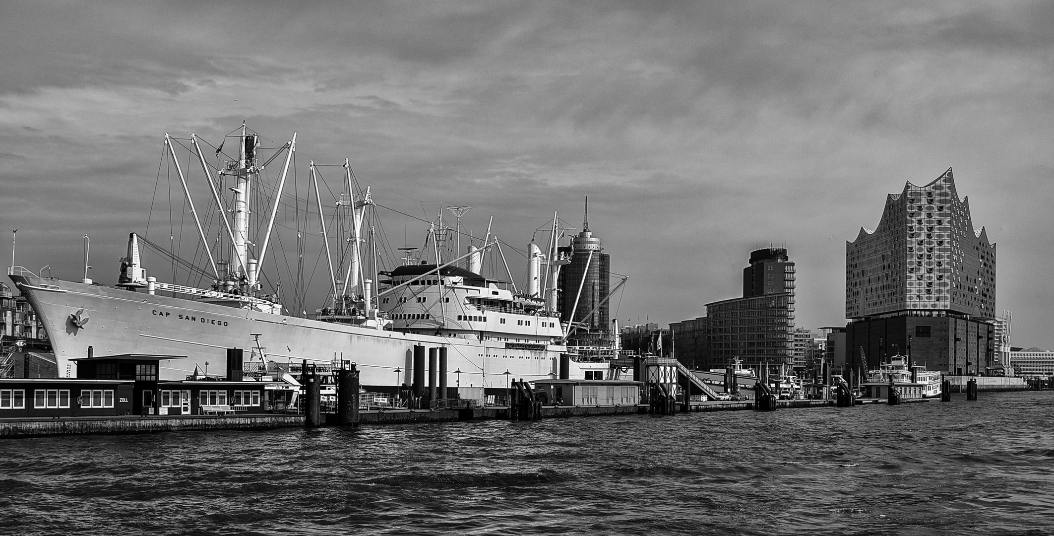 Das Museumschiff und die Elbphilharmonie