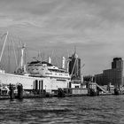 Das Museumschiff und die Elbphilharmonie