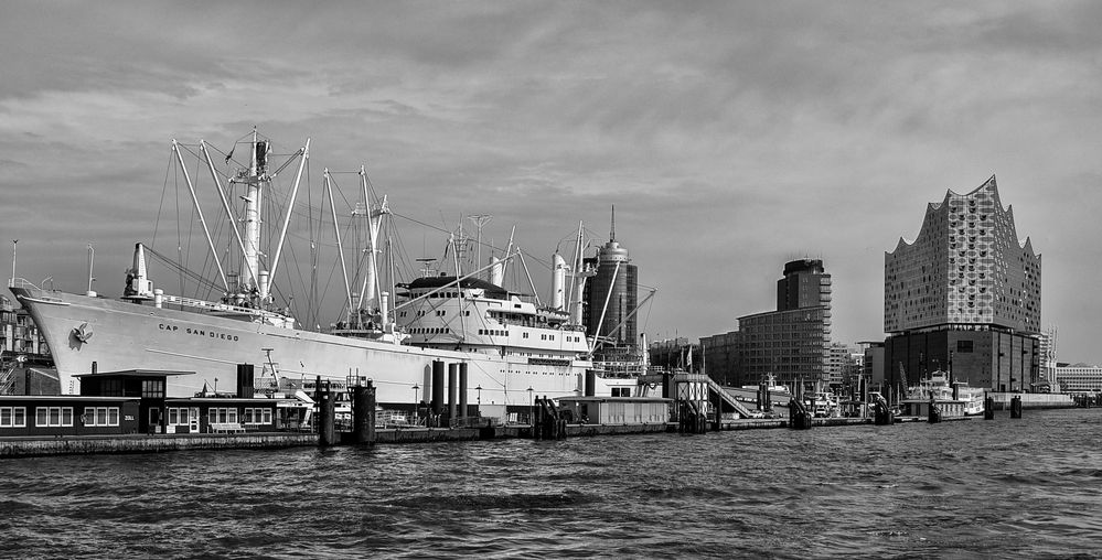 Das Museumschiff und die Elbphilharmonie