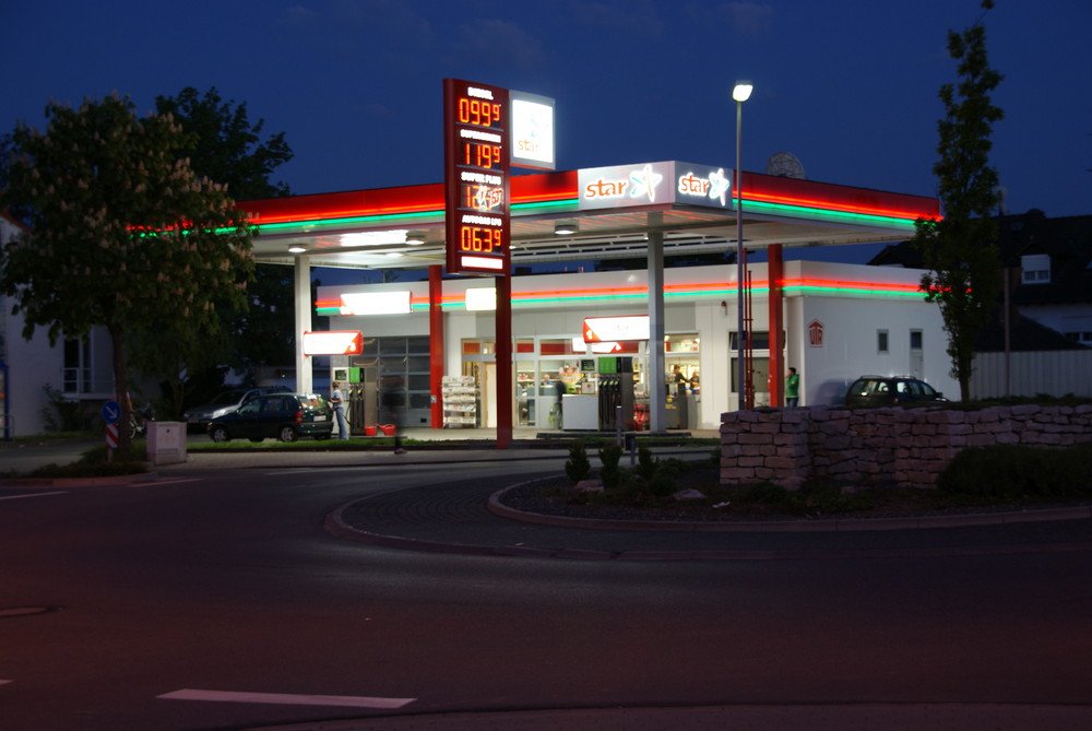 Das Nachtleben an einer Tankstelle in Gustavsburg