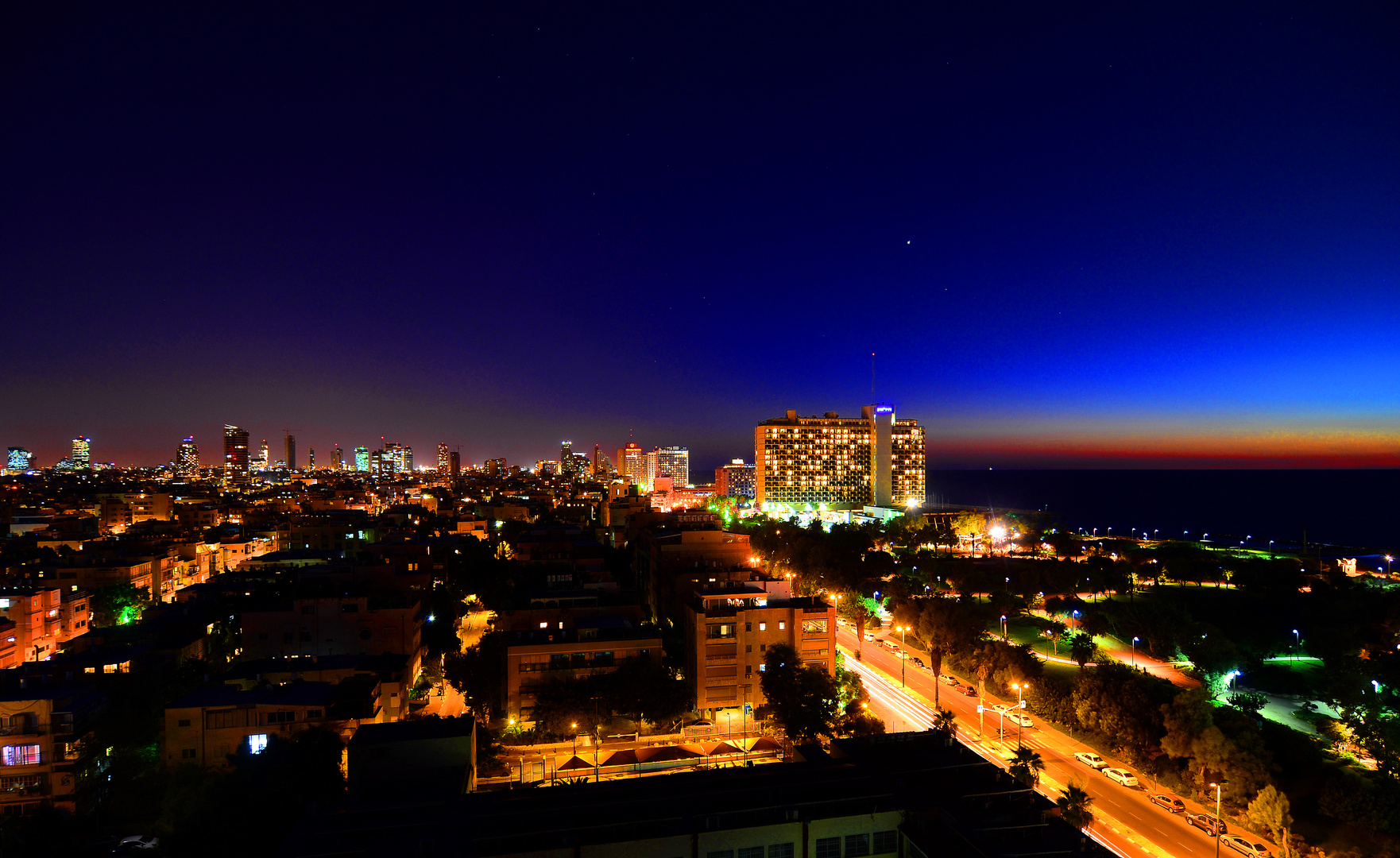 das nächtliche Tel Aviv, Blick vom Hoteldachswimmingpool