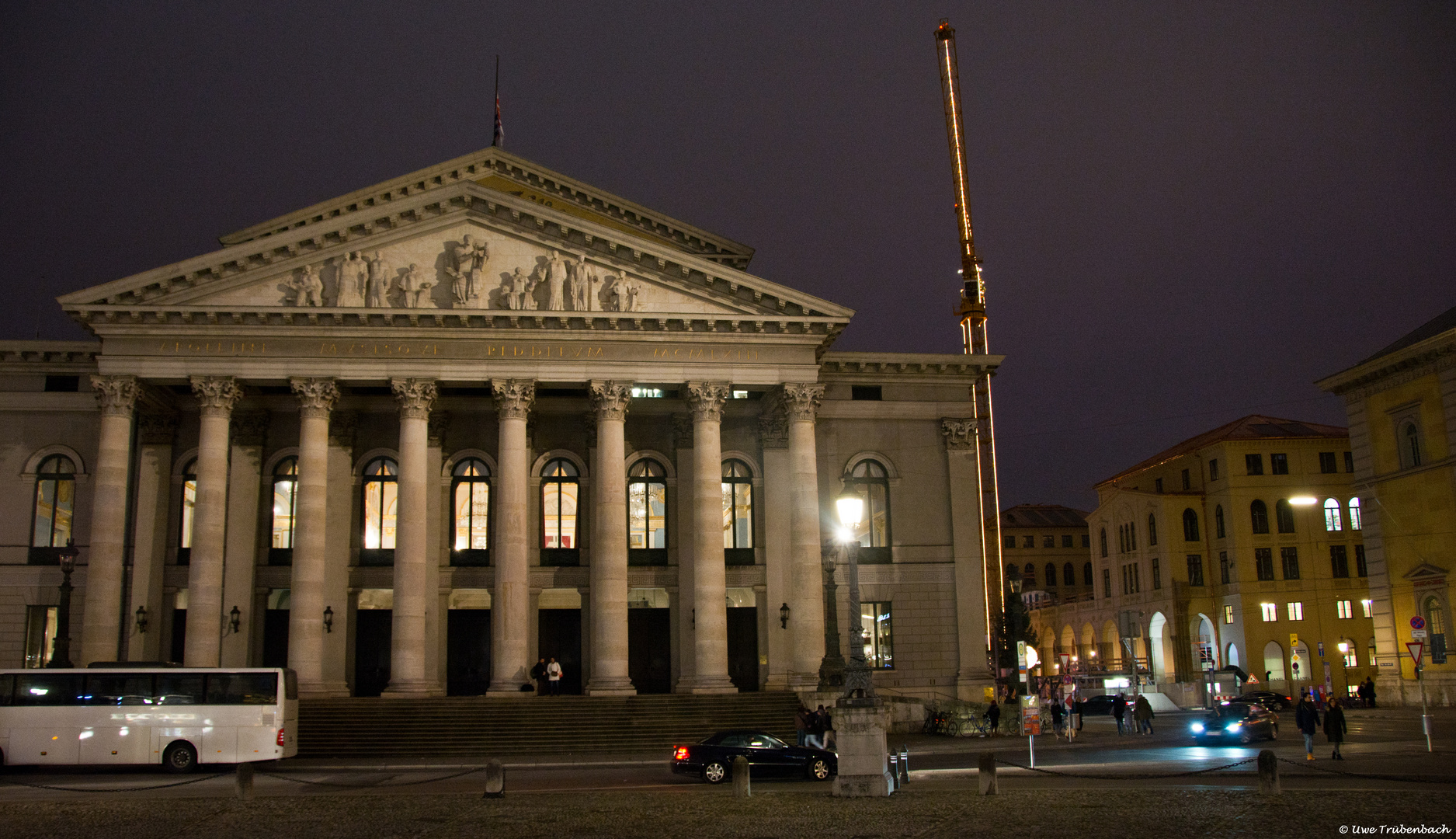 Das Nationaltheater mit weihnachtlich beleuchtetem Baukran im Hintergrund