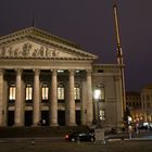 Das Nationaltheater mit weihnachtlich beleuchtetem Baukran im Hintergrund