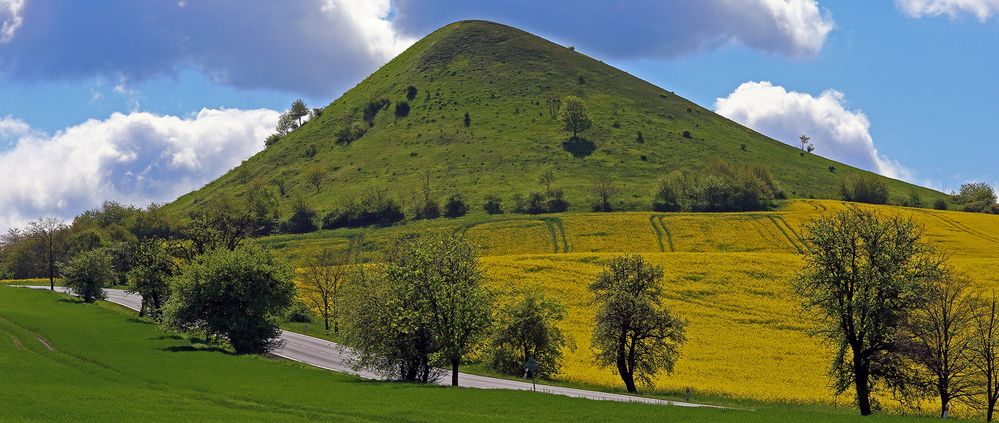 Das Naturschutzgebiet am Berg Cicov, der zu den Lauener Steppenbergen...