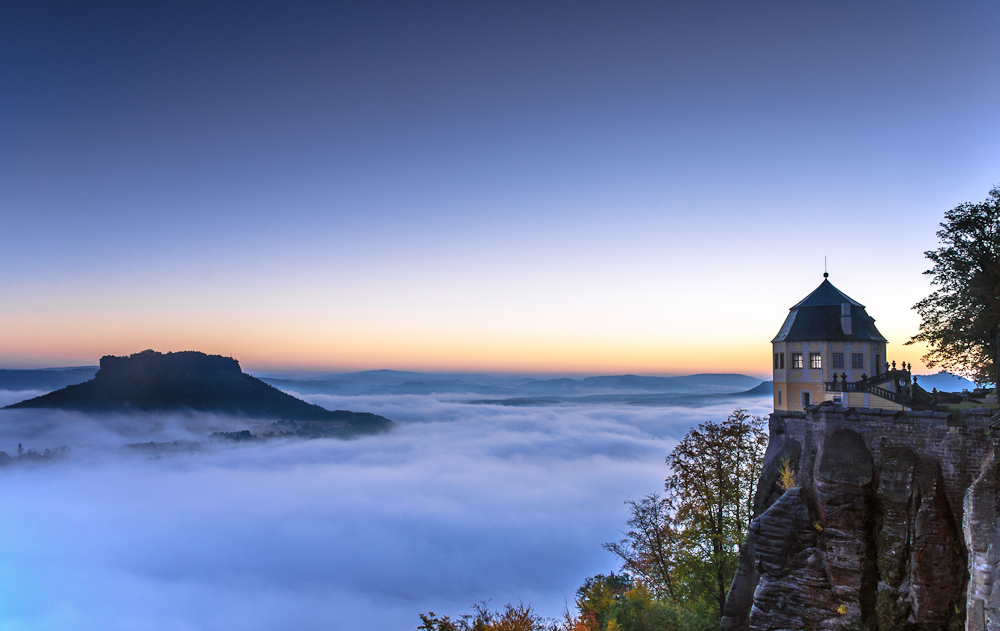 Das Nebelmeer in der "Blauen Stunde"