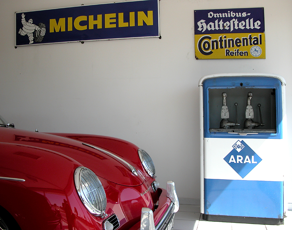Das nette Interieur des Autohändlers Nachtigall inkl. Porsche und ... Das nette Interieur des Autohändlers Nachtigall inkl. Porsche und ...