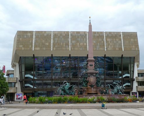 Das (neue) Gewandhaus, der Mendebrunnen und ein Kinderwagen -