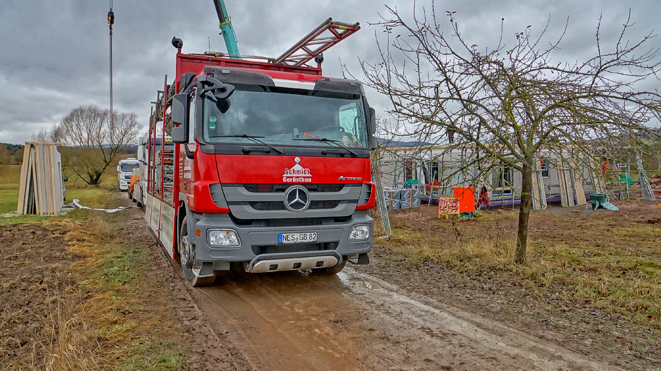 das neue Haus befindet sich im Bau (la casa nueva está en construcción)