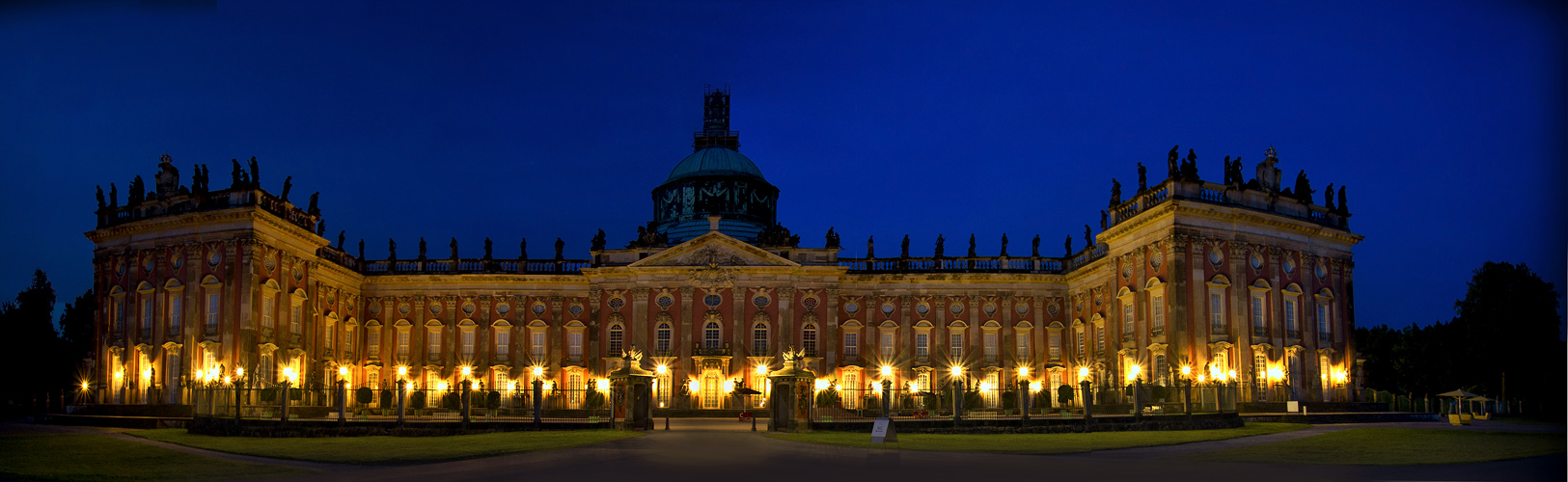 Das Neue Palais in der Nacht