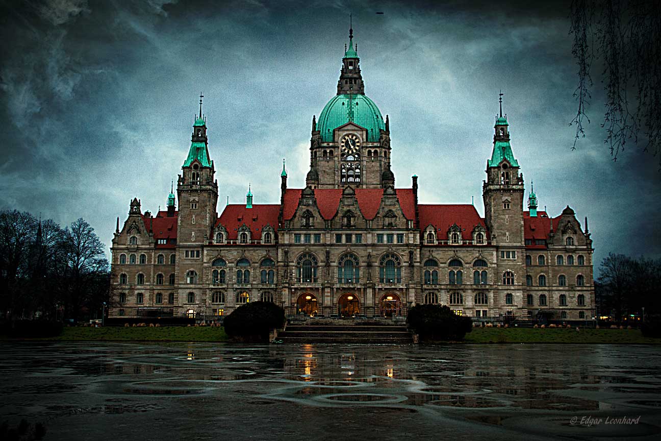 Das Neue Rathaus in Hannover in der Abenddämmerung.