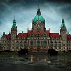 Das Neue Rathaus in Hannover in der Abenddämmerung.