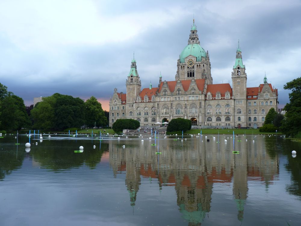 Das Neue Rathaus und der Maschteich