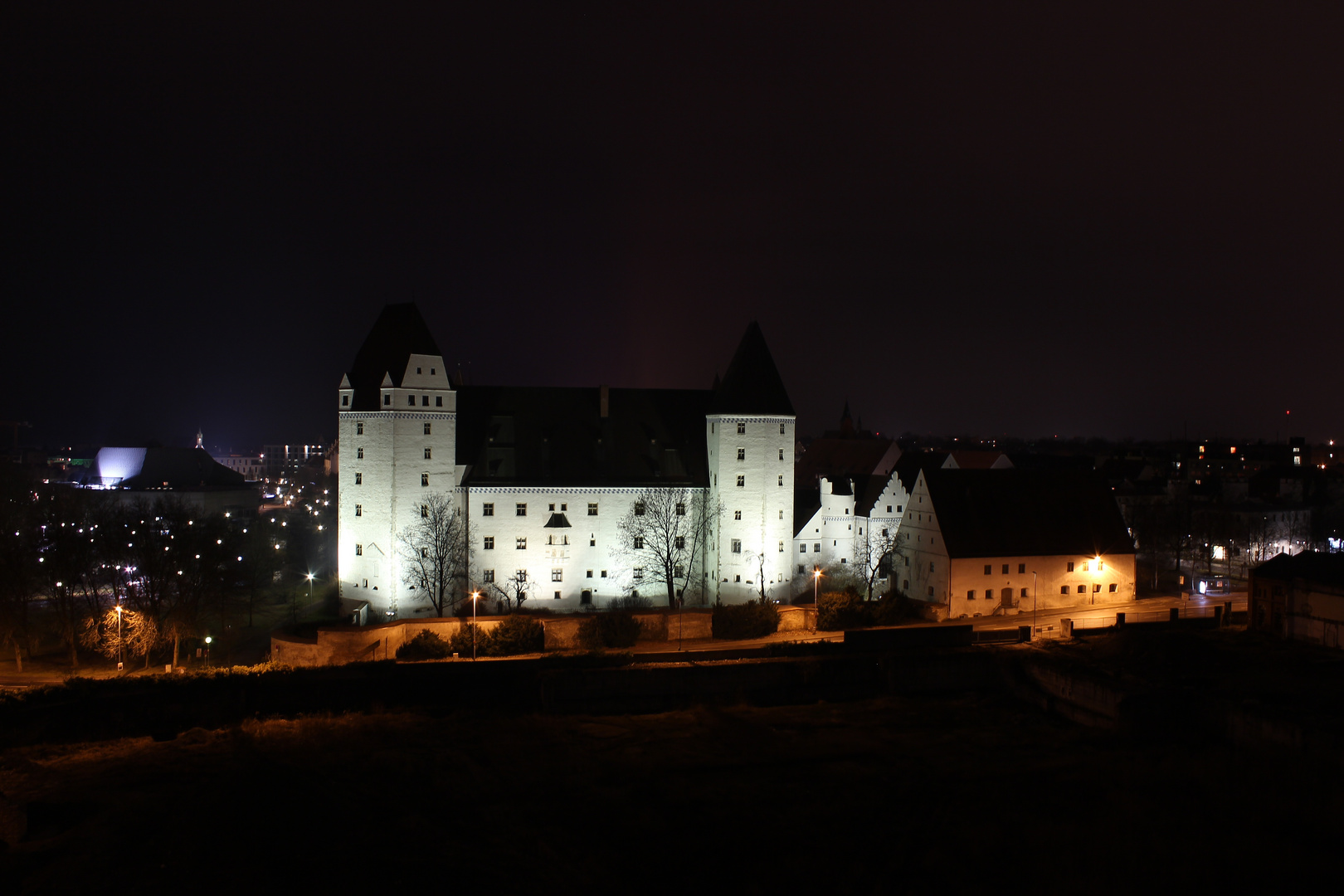 Das Neue Schloss mit Feldkirchner Tor und Rossmühle