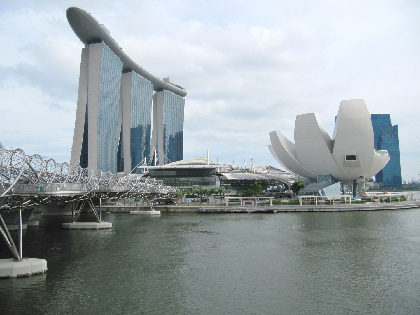 Das neue Wahrzeichen Singapurs: Das Marina Bay Sands Hotel und rechts daneben das ArtScience Museum