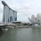 Das neue Wahrzeichen Singapurs: Das Marina Bay Sands Hotel und rechts daneben das ArtScience Museum