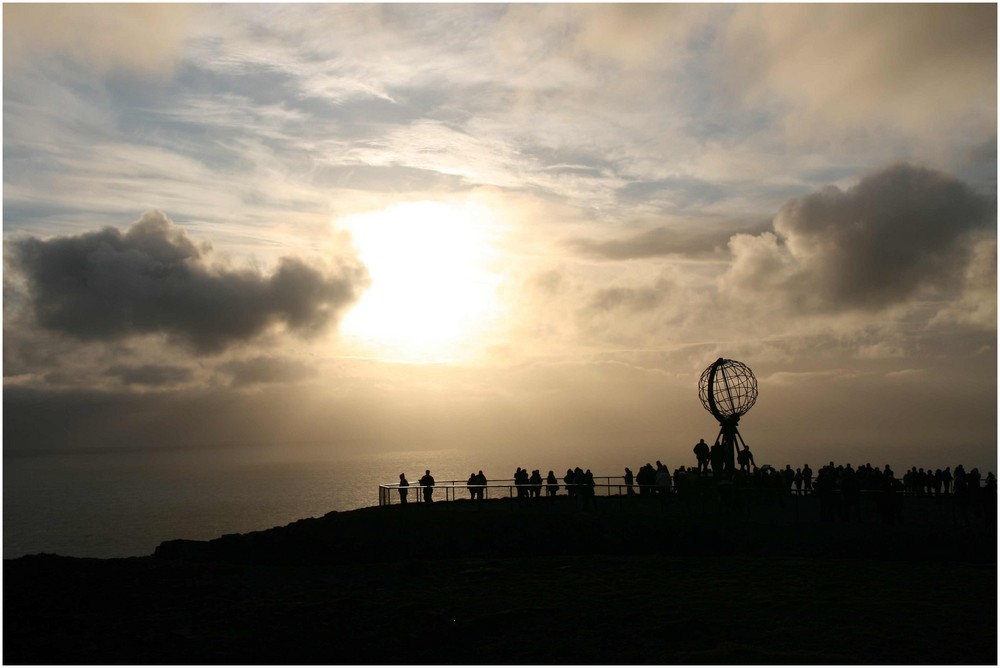 Das Nordkap im Gegenlicht um Mitternacht 18. Juni 2009