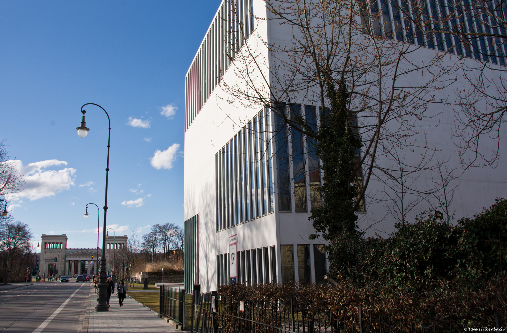 Das NS-Dokumentationszentrum mit Blick auf den Königsplatz und die Propyläen