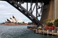 Das Opernhaus, die Harbourbridge und der rote Touristenbus