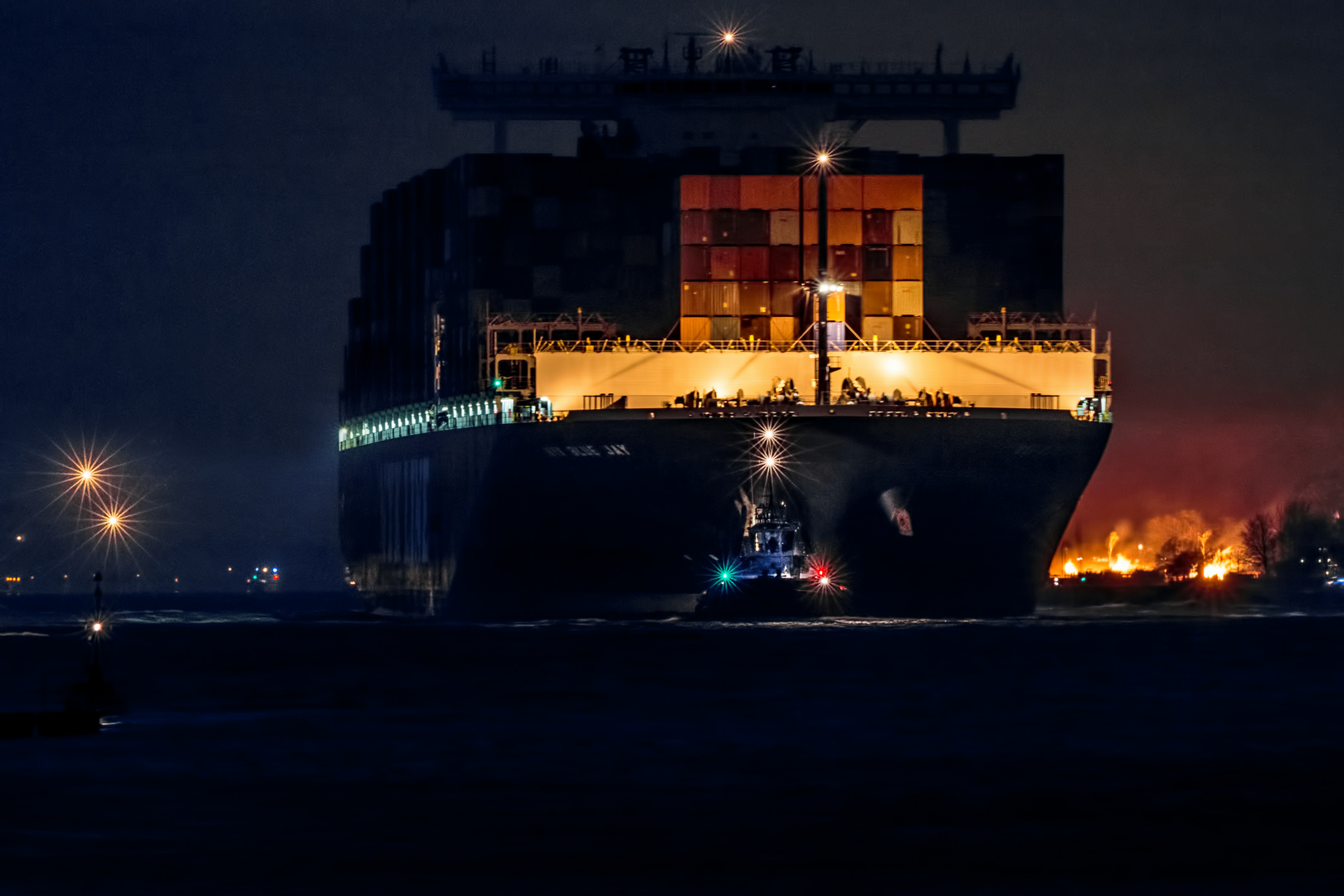 Das Osterfeuer und der Containerriese vor Blankenese