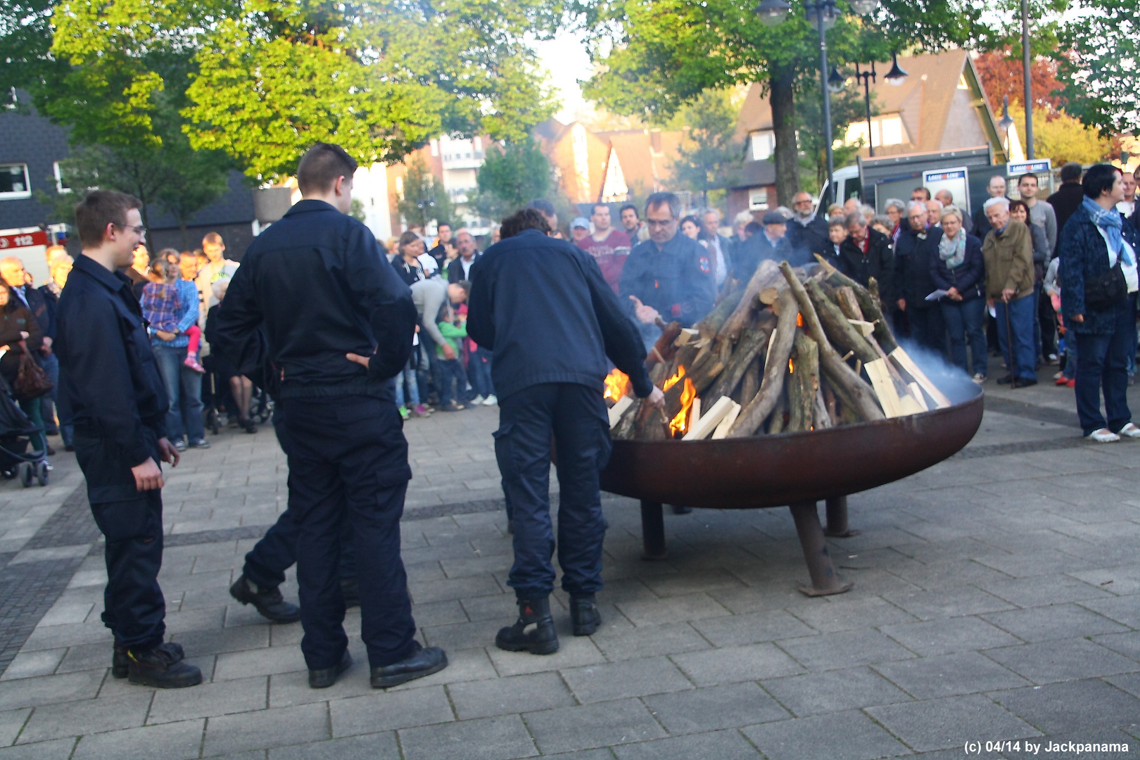 Das Osterfeuer wird entzündet