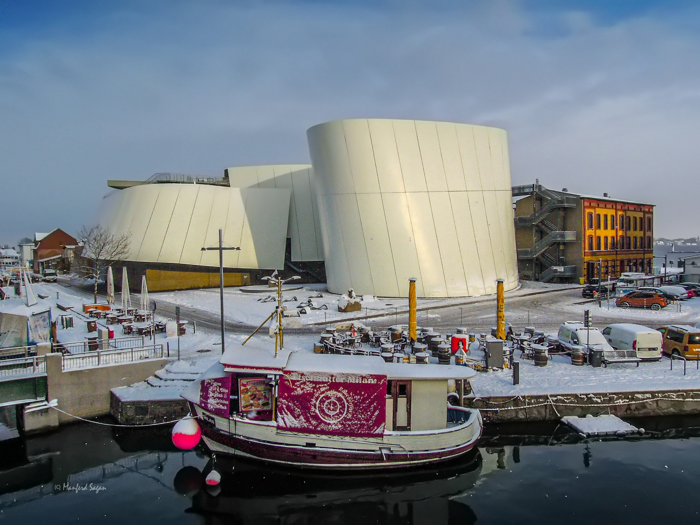 Das Ozeaneum auf der Stralsunder Hafeninsel... 