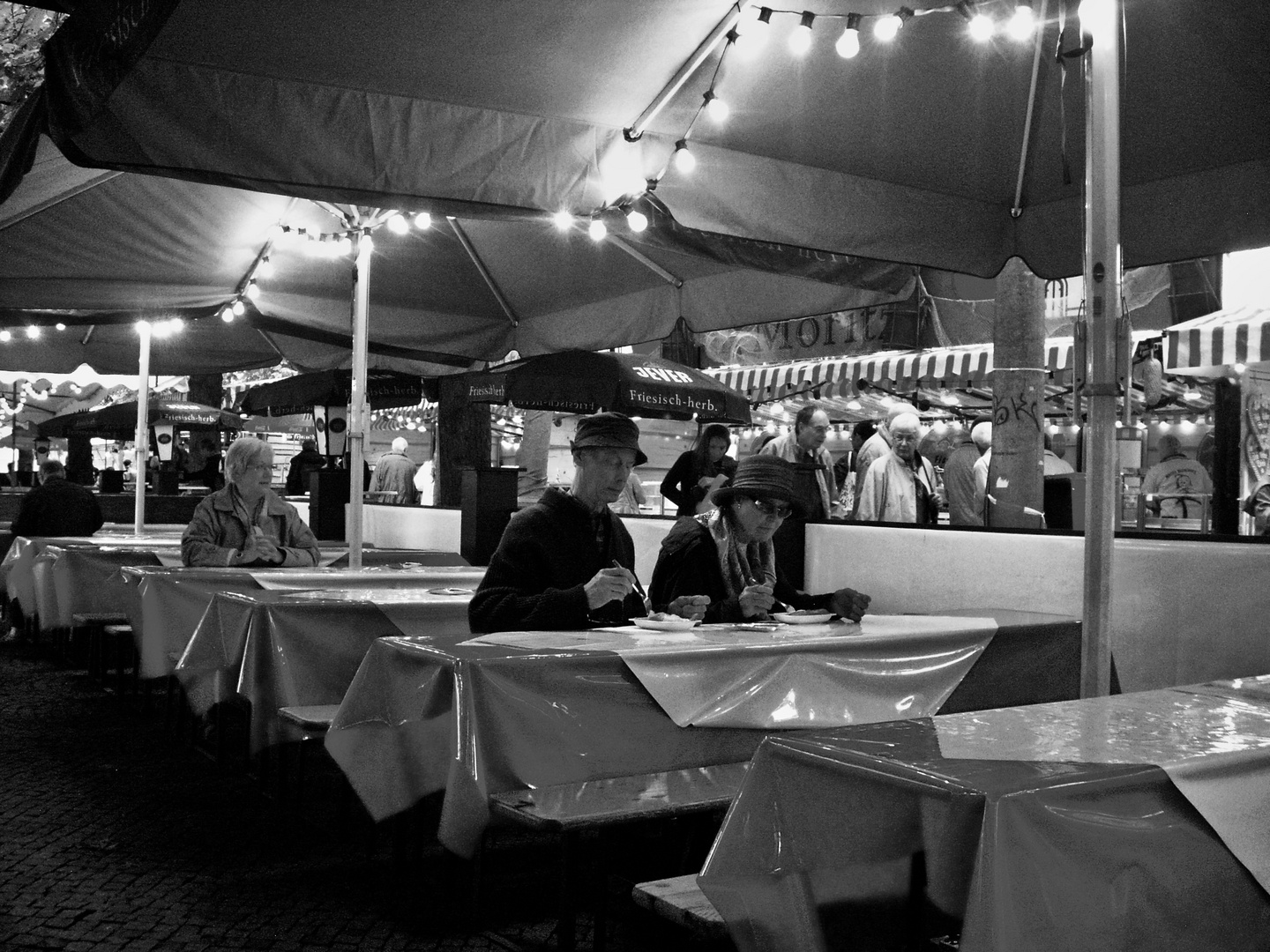 das Paar 9    oder der erste Fisch auf dem Hamburgerfischmarkt wird trotz Regen schon mal probiert..