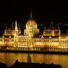 das Parlamantsgebäude von Ungarn by night (© Buelipix)