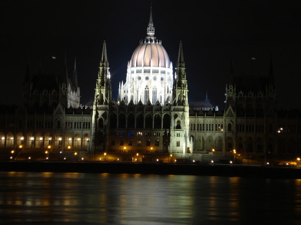 das parlament im glanz der donau