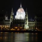 das parlament im glanz der donau